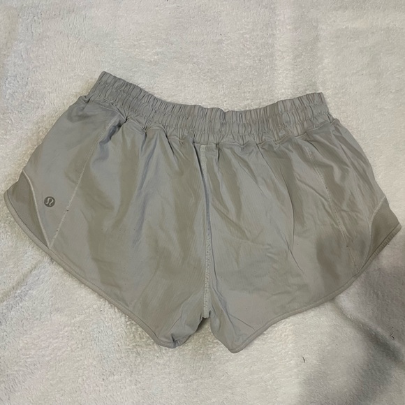 Lululemon 2.5 inline off-white athletic shorts - Picture 2 of 2